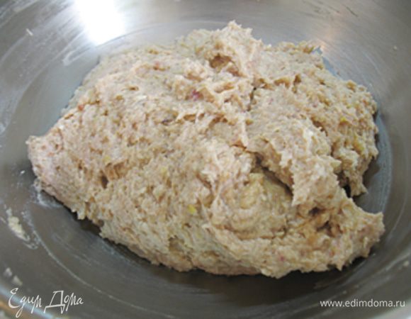 Готовим фарш. С халы снять корочку и замочить ее в молоке минут на 10. Курагу залить кипятком на 5 минут, так она станет мягкой и отдаст больше вкуса рыбе.
Если вы любите морковку, то нужно ее почистить, натереть на крупной терке и обжарить на растительном масле до мягкости, закрыть крышкой и тушить еще 5 минут.

Через мясорубку с мелкой решеткой пропустить мясо рыбы.  По краю решетки у меня остаются мелкие косточки, очищаем от них.
К фаршу добавить холодный обжаренный лук, размоченную в молоке халу, холодное порезанное на кусочки масло, курагу. Перемешать и вторично пропустить фарш через мясорубку. Пропустить через мясорубку морковку, если используете.
К вторично пропущенному фаршу добавить желток, соль, молотый перец и хорошо перемешать руками. Фарш 8-10 раз отбить в миске, поднимаем и бросаем обратно в миску. Лишний воздух во время отбивания начинки выйдет, она скрепится и станет упругой. 