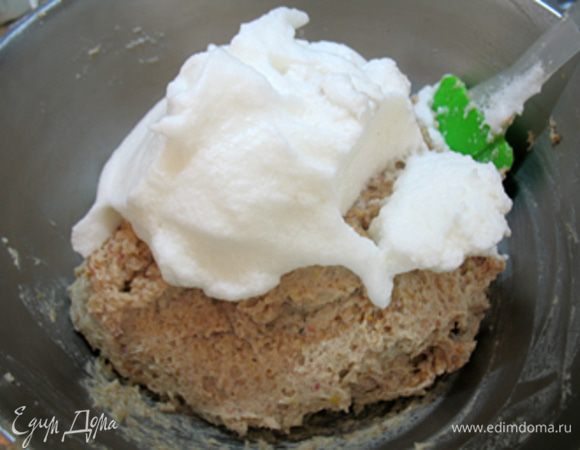 Белок взбить до устойчивых пиков. Взбитый белок сделает начинку нежной и не позволить развалиться. Аккуратно вмешиваем снизу вверх белок в фарш.  
