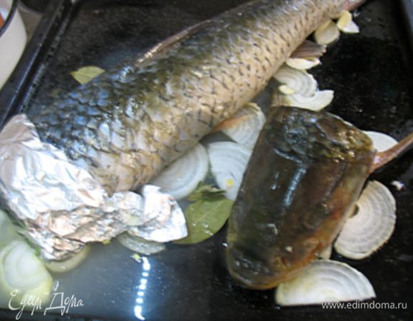 Наполняем фаршем кожу рыбы и голову.

Противень смазать растительным маслом. Лук и морковь очистить, порезать кольцами и положить на противень. Такая подушка поможет не подгореть рыбе и добавит вкуса.

Выложить рыбу и голову на овощную подушку. Я решила срез рыбы закрыть фольгой, но можно было это не делать.  Через сито залить ее 2/3 частью  рыбного бульона.
Берем фольгу по размеру противня, обильно сказываем растительным маслом, чтобы не пристала к рыбе, и плотно накрываем ее противень.
Запекаем в предварительно разогретой до 180 градусов духовке 20 минут под фольгой, и 20 минут сняв фольгу, чтобы она покрылась золотистой корочкой.
Достаем из духовки и даем остыть. 