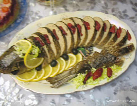 Остывшую рыбу нарезаем порционными кусочками, в глазницы вставляем маслины. Украшаем кусочками лимона, порезанными помидорами черри или по вашему усмотрению. 