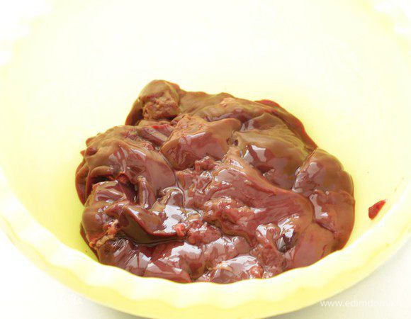 Печень очистить от пленок и нарезать на небольшие кусочки. Измельчить погружным блендером.