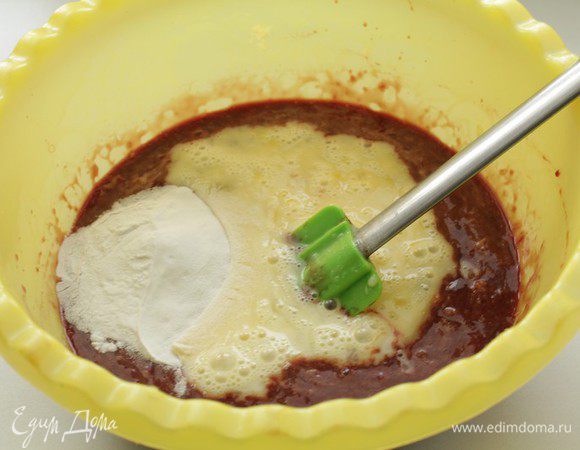 Взбить вилкой яйцо, добавить крахмал, посолить, поперчить и все тщательно перемешать.