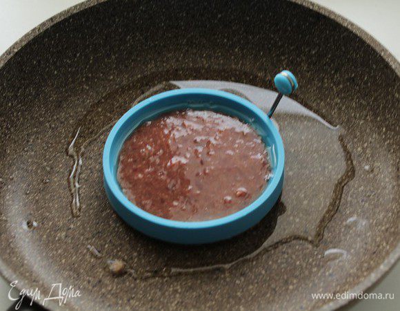 Разогреть сковороду с небольшим количеством растительного и сливочного масла. Ложкой выложить на сковороду фарш небольшими порциями и обжарить с двух сторон до золотистого цвета.