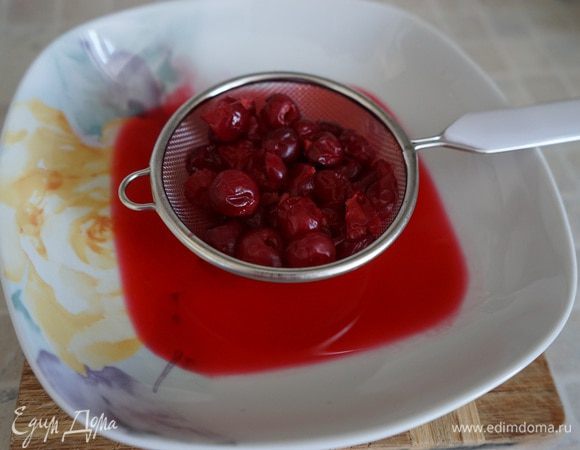 Пока охлаждается тесто, приготовим начинку. Размороженную процеженную от сока вишню нарезать на кусочки.