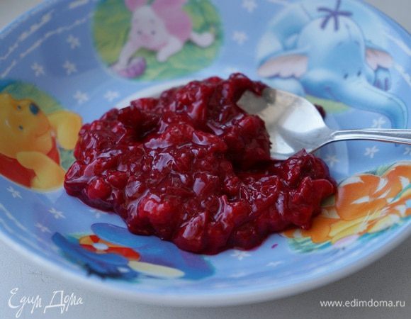 В небольшом сотейнике смешать вишню, сахар. Ориентируйтесь во своему вкусу на сладость вишни. Прогреть до растворения сахара. В отдельной чашечке развести крахмал в воде (я развела в собранном от вишне холодном соке) и тонкой струйкой ввести в вишню, размешивая. Проварить минут 5, помешивая. Снять с огня и остудить до комнатной температуры.