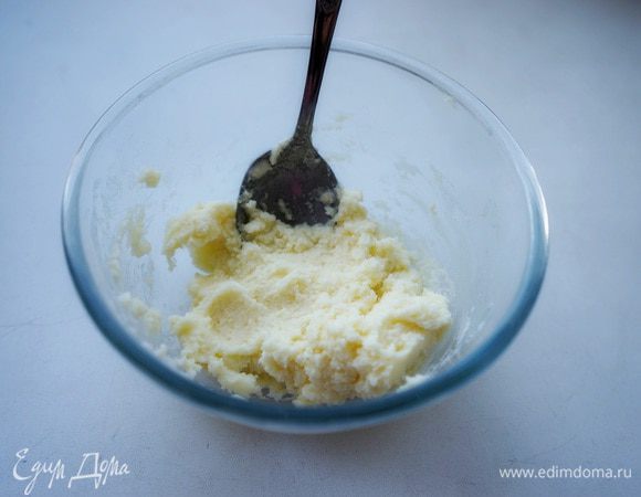 Сливочный сыр (у меня маскарпоне) немного взбить с сахаром. 