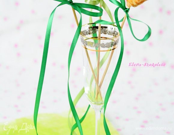 Выпекать около 15-20 минут при температуре 180 градусов до золотистого цвета. Ориентируйтесь по своей духовке. Снимать пирожки лучше немного поддевая их ножом с пергамента, осторожно, чтобы не сломались.