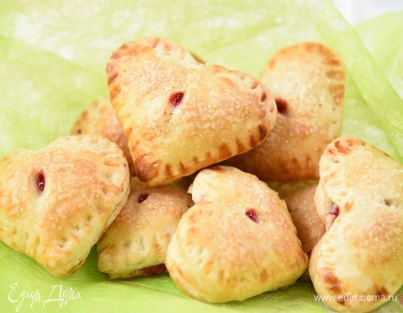 Угощайтесь! У меня получилось 25 пирожков размером примерно 7х5 см.