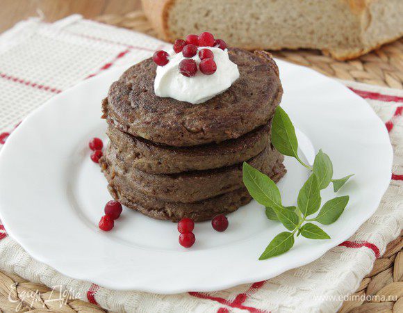 Можно оладьи подать просто со сметаной и картофельным пюре.