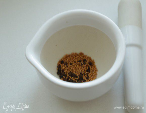 А можно сделать брусничный соус: насыпьте горчичные семена и душистый перец в ступку и слегка разомните, пусть примерно половина семян горчицы останется целой.