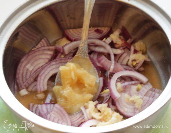 Очистите лук и нарежьте тонкими перьями, чеснок измельчите. Вымойте апельсин, снимите цедру, отожмите сок.