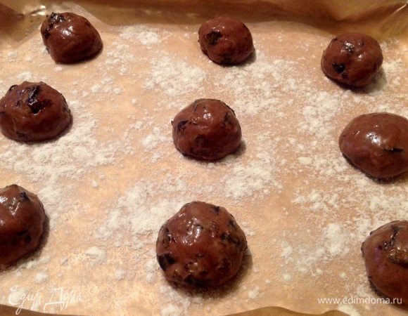 Противень застилаем пергаментной бумагой и посыпаем мукой. На него выкладываем шарики размером с грецкий орех на хорошем расстояние друг от друга.