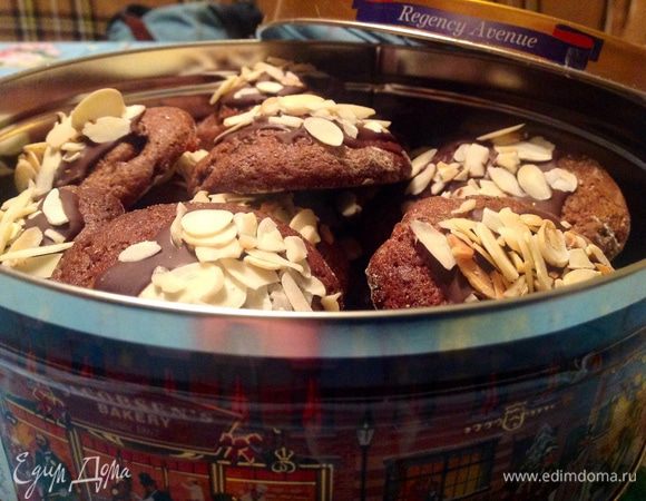 Когда печенье совсем остынет, можно его сложить в жестяную коробку, так оно лучше сохранится.
Приятного аппетита :-)