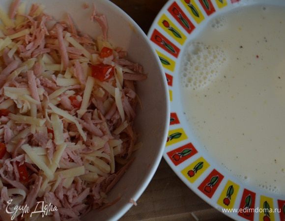 Колбасу (ветчину) и твердый сыр потереть на крупной терке, перец порезать кубиками. Перемешать.
Яйцо слегка взбить с молоком до однородного состояния! Посолить и поперчить. Пару ложек кляра добавить в начинку.