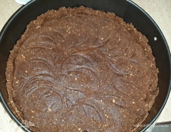 Разогреваем духовку до 180*
Подготовим основу. Для этого печенье  и вафли измельчаем в блендере до консистенции панировочных сухарей. Добавляем масло и снова перемешиваем до однородности. Выкладываем подготовленную форму полученной крошкой, равномерно прижимая ее по бокам и дну (у меня 24 см). Поставить в холодильник на 30 мин. А затем печь основу в разогретой духовке 10 минут. Остужаем.