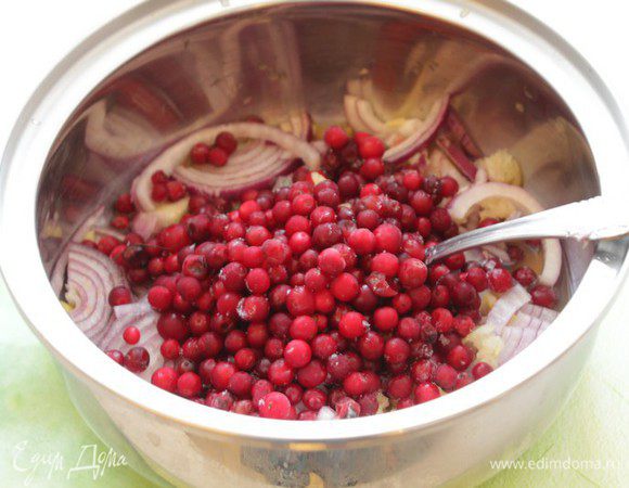 Добавьте бруснику. Закройте крышкой, на небольшом огне доведите до кипения.