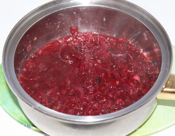 Раздавите толкушкой большую часть брусники. Готовьте, помешивая, до загустения, примерно 15 мин. Снимите с огня, полностью остудите.