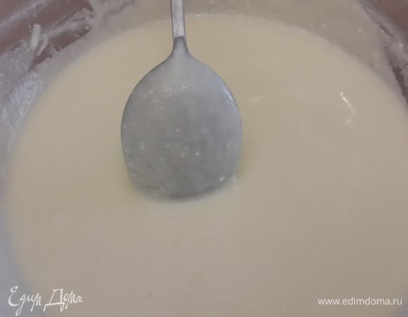 Тем временем, миксером смешиваем творог, молоко, крахмал, сахар и ванильный сахар до получения однородной массы. По одному добавляем яйца, хорошо перемешивая после каждого. Положить сметану, и вновь все перемешать. Масса довольно жидкая получается, но не пугайтесь так и должно быть. Делим полученную массу по двум мискам (пополам). В одну часть добавить растопленный на водяной бане шоколад и столовую ложку какао.
