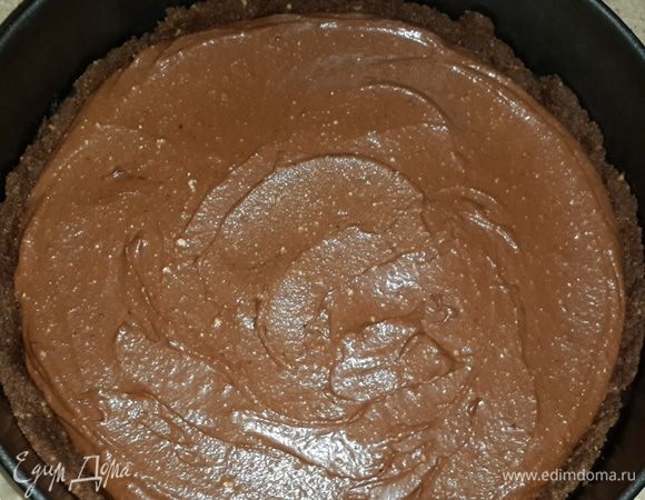 На остывшую основу выкладываем шоколадный слой. Ставим в холодильник на 10 минут для того чтобы масса застыла и слои не перемешались.