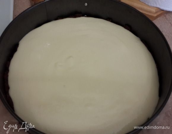 10 минут прошло. Покрываем шоколадный слой белым. Чизкейк выпекаем в духовке 40-45 минут при 160*. Для того чтобы чиз не треснул, я делаю так: под форму с чизкейком ставлю небольшой противень и заполняю его КИПЯЩЕЙ водой!