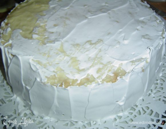 Приступаем к сборке торта. В охлажденный крем добавляем цедру лимона, и, если желаете, сок 0,5 лимона, перемешиваем. Смазываем коржи кремом и отставляем в сторону.