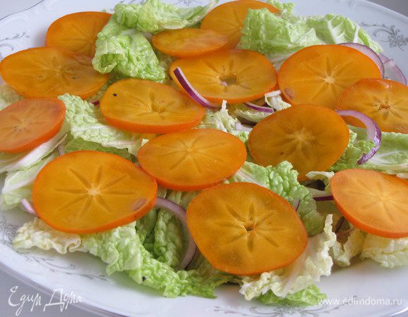 Выложить поверх тонкие ломтики хурмы.