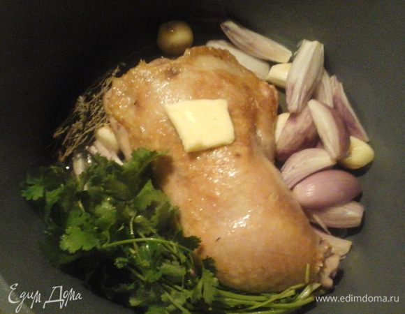 Добавить все ингредиенты. Накрыть крышкой, тушить 2 ч, периодически добавляя немного воды.