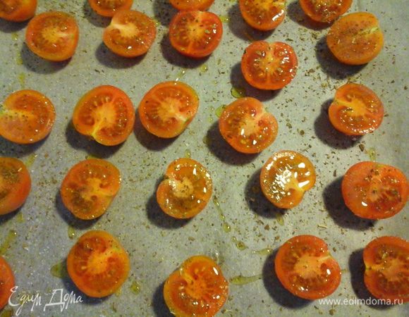 Через час после как вы поставили индейку, займемся гарниром. Помыть помидоры, разрезать пополам, посолить, посыпать орегано, полить маслом. Выпекать 1 ч при 145*.
