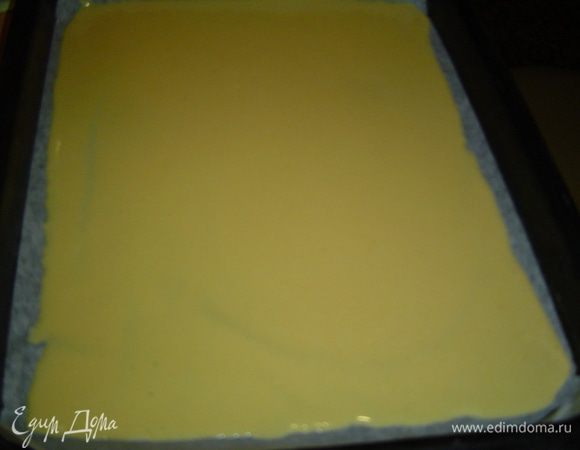 Самое время приступить к изготовлению украшения для торта. Необходимо смешать все ингредиенты и хорошо взбить их венчиком. Пергаментом застелить форму, вылить в неё получившуюся массу, выпекать 10-15 минут. 