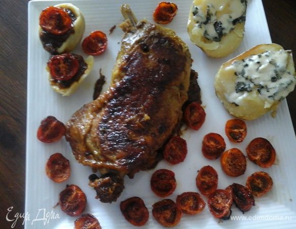 Картошку я отварила в мундире, разрезала пополам, положила несколько кусочков рокфора и отправила в сильно разогретую духовку на 2 мин. Приятного аппетита.