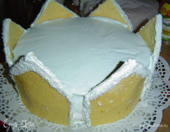 Эти "домики" (их получается 6 штук) размещаем вокруг торта и прижимаем немного, они хорошо прилипают. Между "домиками" оставляем небольшие зазоры.