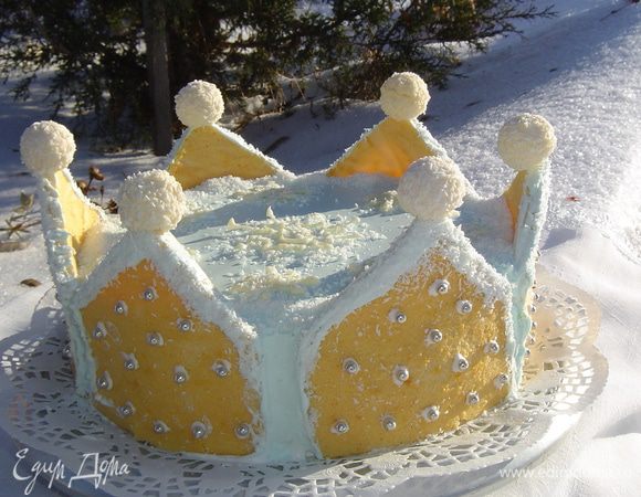 "Корону" украшаем "бусинками"-драже.