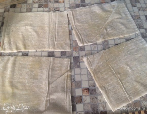 Во избежание пересушивания листов фило, работайте с парой листов за раз, остальные накрывайте влажным полотенцем. Такая же схема с тестом для вонтонов. С вантонами вообще просто. Завернули ложку начинки скрепили и на противень. С фило чуть сложнее. Все зависит от размера листов, у разных производителей они соответственно отличаются. Ну суть простая: сделать двухслойный лист и разрезать его на 4 квадрата со стороной приблизительно 10-12 см. Слои можно между собой смазать кисточкой, смоченной оливковым маслом, растопленным сливочным или просто водой. 