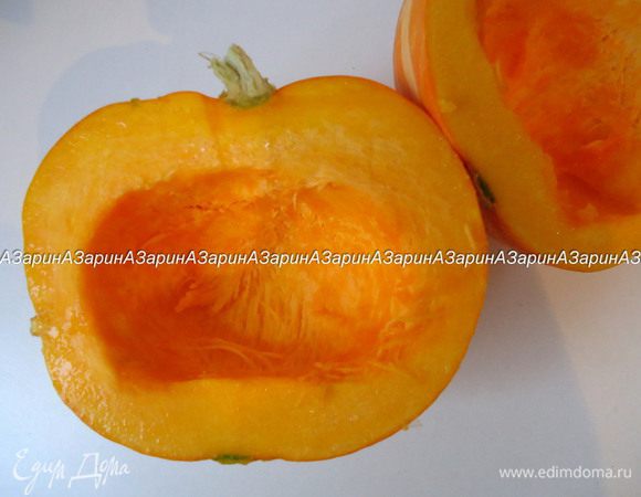 Тыкву очистите от кожуры и семечек.