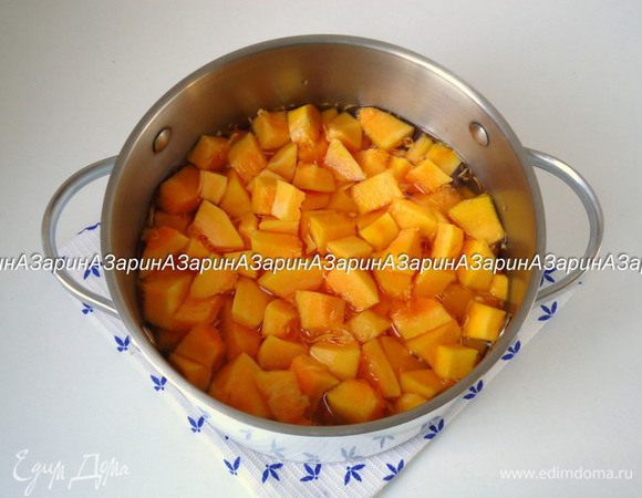 Кусочки тыквы сложите в кастрюлю и залейте холодной водой. Поставьте на огонь и варите до готовности.