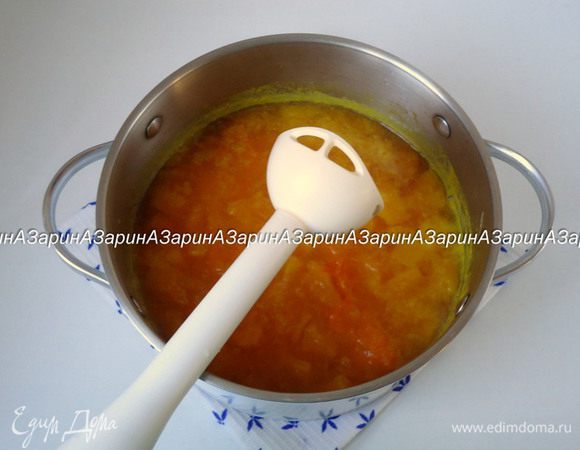 Готовую тыкву измельчите блендером, не вынимая из отвара.