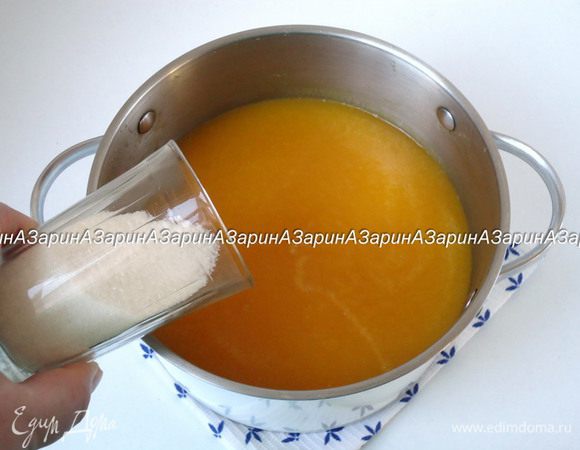 Добавьте 1 стакан сахара. Стакан у меня равен 200 мл. Перемешайте. 