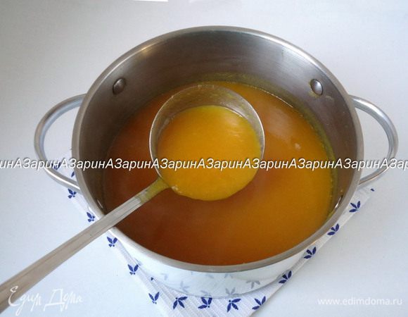 Поставьте кастрюлю обратно на огонь и доведите до кипения. После остывания сок готов к употреблению.