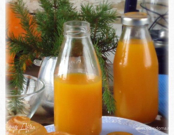 Ну, а если вы решили приготовить тыквенный сок впрок, то после закипания разлейте его по стерилизованным банкам и закройте железными крышками.