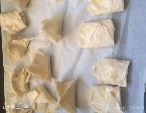 Все варианты дружно запекаем на противне 10-12 минут, перед этом либо сбрызнуть спреем оливкового масла, либо смажьте яйцом.