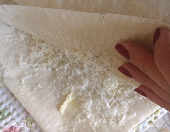 Кстати, попробуйте одну партию сделать не смазывая слои теста, а присыпать пармезаном или смазать песто, импровизируйте. Но и исходный рецепт вас должен порадовать. 