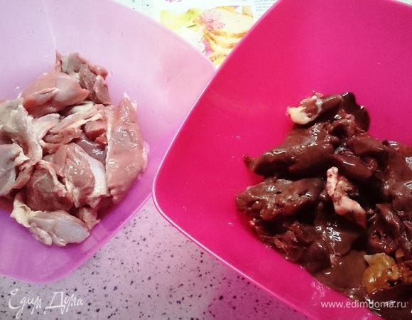 Печень и филе хорошо промыть и дать стечь лишней влаге.