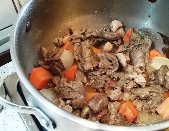 После 30 минут тушения, огонь выключить и дать немного остыть, после чего вынуть лавровый лист.