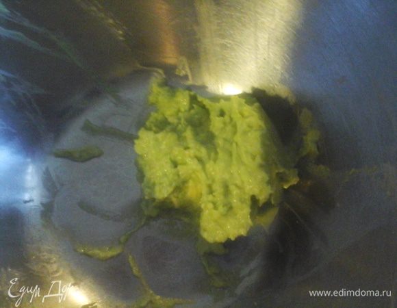 Вытащить мякоть авокадо в глубокую посуду и размять в пюре. Добавить сок свежего апельсина и все перемешать (я взбивала турбо миксером).