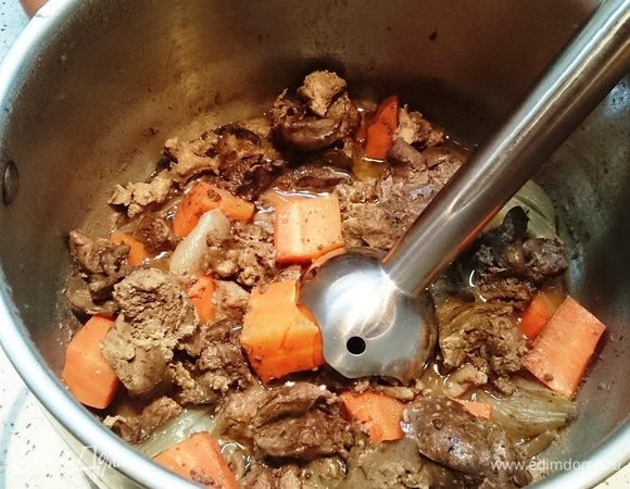 Погружным блендером пробить всё до однородного состояния. Если погружного нет, а есть стакан, тогда смесь придётся поделить на три части и частями пробивать. Все сразу блендер со стаканом не сдюжит.