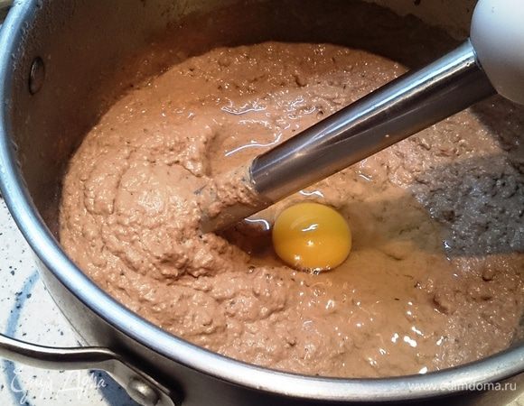 ...по одному вбиваем яйца...каждый раз хорошенько пробивая массу блендером... 