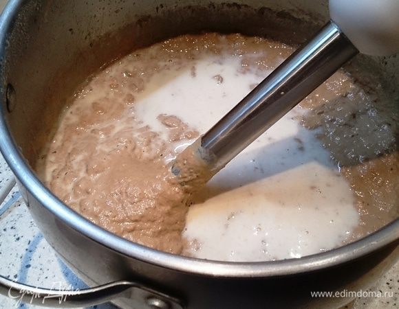 Добавляем сливки и опять хорошенько пробиваем.