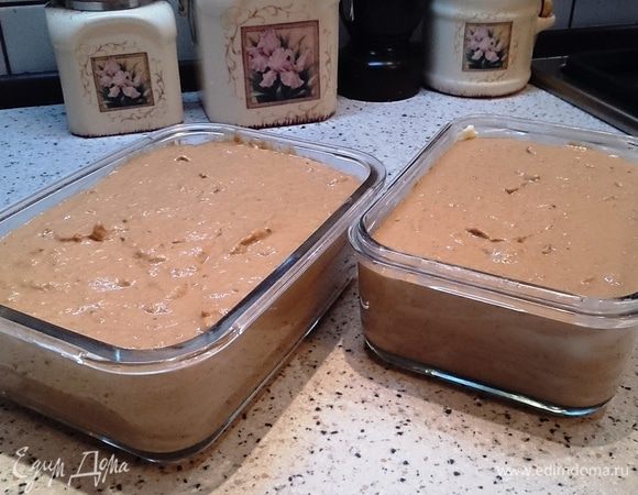 Формы для запекания смазать сливочным маслом и разложить в них паштетную массу.