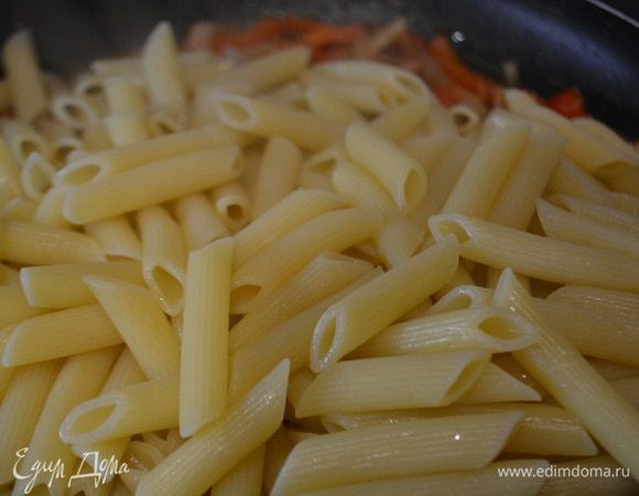 Пасту отвариваем в подсоленной воде до состояния «аль-денте». И добавляем к рыбе и овощам. Перемешать и снять с огня.