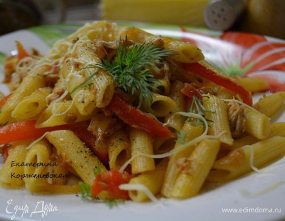 Раскладываем пасту по тарелкам, щедро посыпаем сыром и зеленью.

Приятного аппетита!